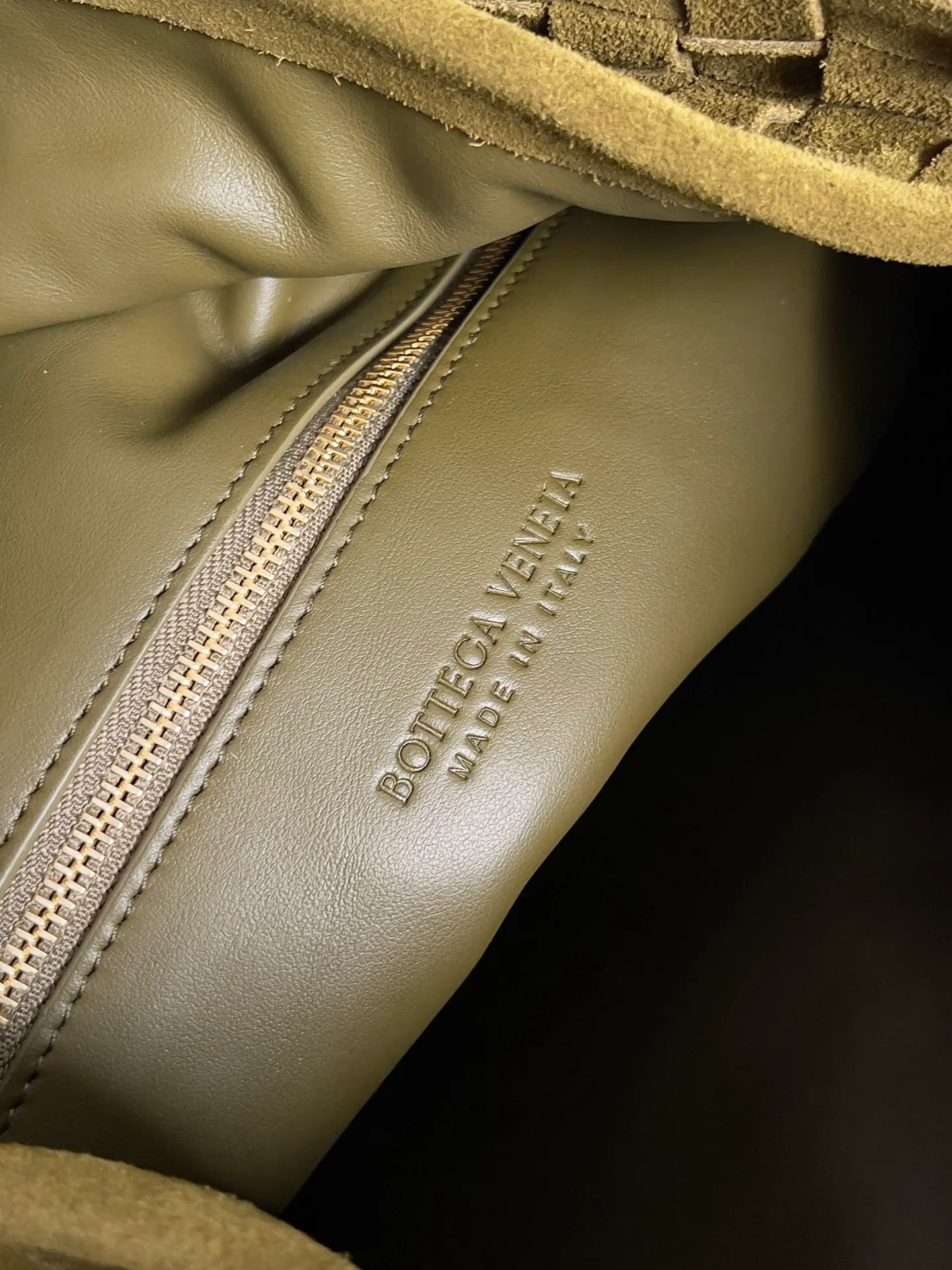 Batch 2160 Recently, I seem to be obsessed with this bag from BV~ The new Hop is really not too beautiful. The whole bag has no seams. The bag body and handles are made of one piece of leather. It embodies the style and essence of Bottega Veneta. It truly represents craftsmanship and creativity. The large size has a very loose and lazy upper body. Big bag lovers will definitely not regret buying it. Style number: 763970 Size: 53*24*13
